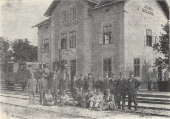 Skupina zaměstnanců ve stanici Litomyšl těsně po zestátnění - asi v roce 1910. V pozadí stroj 31006 (původní 465, u ČSD 300.405)