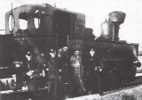 Lokomotiva 310.011 litomyšlské lokálky s vlakovým personálem