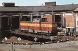 Motorová lokomotiva 725 220-8 na točně v Chocni na podzim 1996