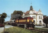 Motorová lokomotiva 730 019-7 s osobním vlakem do Litomyšle odjíždí ze zastávky Vysoké Mýto město v létě roku 1995