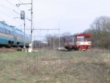 15.4.2006 ped Dvoiskem motorov vz 810 617-1 a vlevo elektrick jednotka pendolino 680 004-9