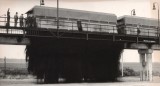 Snímek z 70. let zachycuje vykládku uhlí z výsypných vozů.